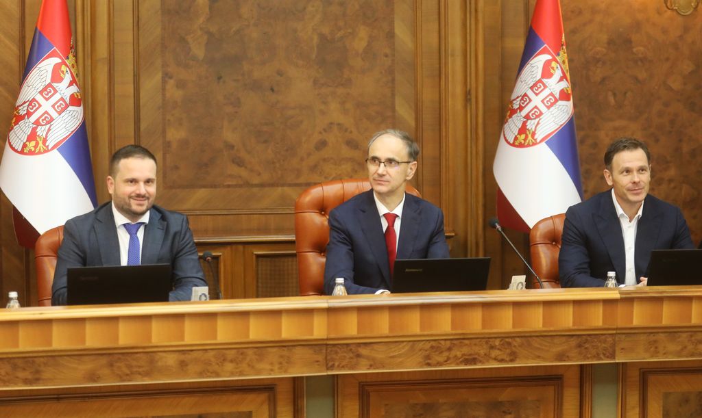 Влада усвојила решења неопходна за рад Кабинета премијера Мацута